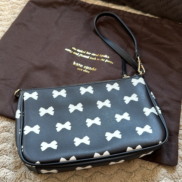 Kate Spade wristlet can also attach strap to Cary on arm. With dust bag - Picture 3 of 5